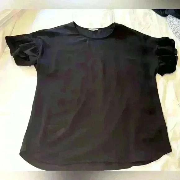 Pleione Tops - Black blouse with reflection in the sleeves. By pleione